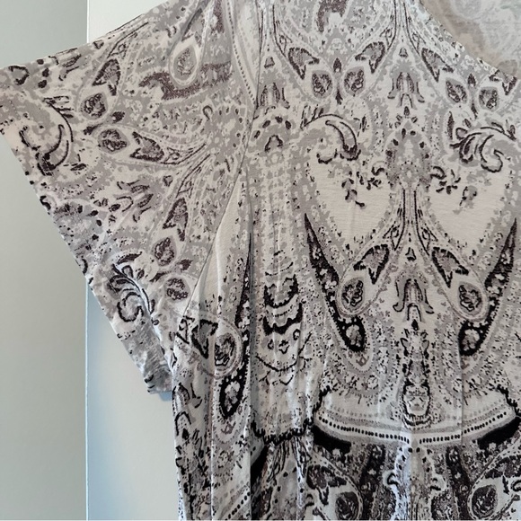 Elegant Black and White Paisley Blouse - Picture 3 of 6